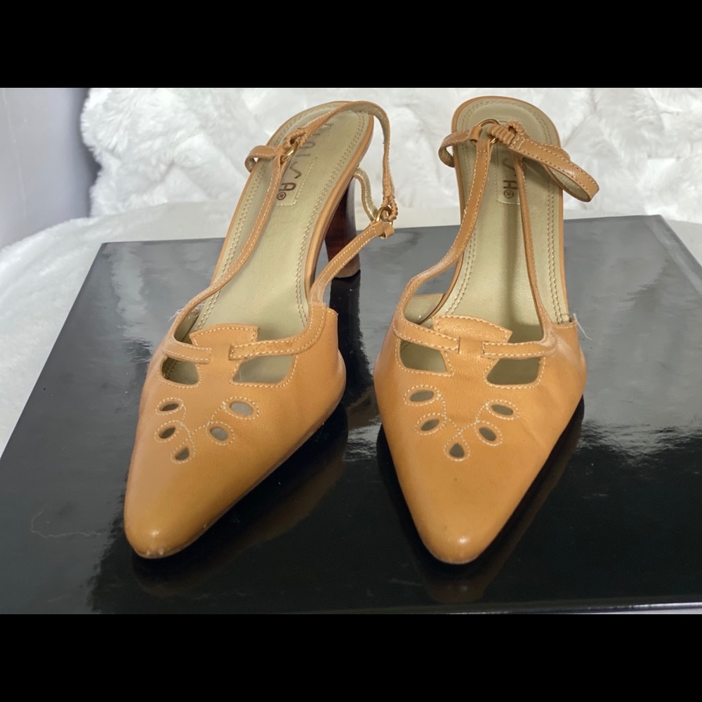 Nude brown shoes